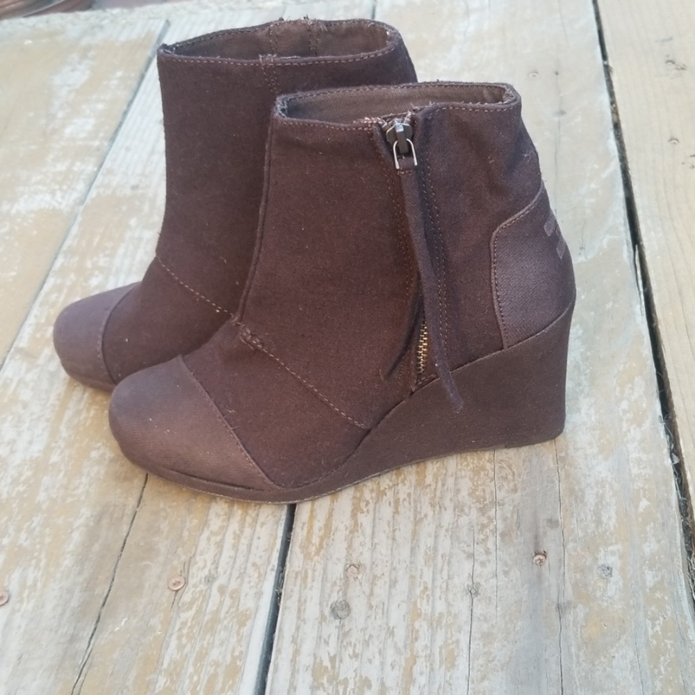 NWOT Toms brown booties